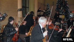 Музиканти Харківської філармонії під час концерту на залізничному вокзалі 