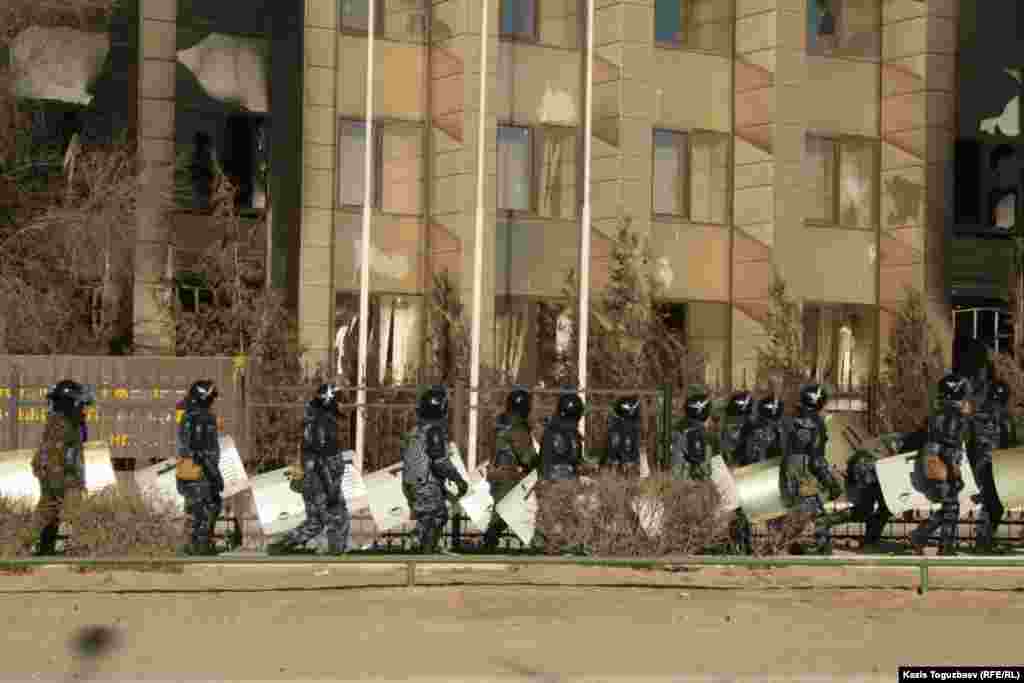 Отряд бойцов особого отряда МВД. Город Жанаозен Мангистауской области, 19 декабря 2011 года.