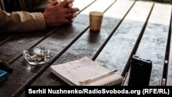 Під час розмови ми просили інженерів ЧАЕС накреслити, у яких приміщенняї їм довелося працювати у ніч аварії. На пам'ять журналістам Радіо Свобода залишилися ось такі замальовки