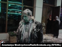Ігор Каляпін із «Комітету з протидії тортурам» після нападу перед входом у готель «Грозний сіті», 16 березня 2016