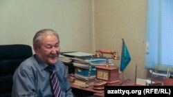 Политик и экономист Серикболсын Абдильдин в своем офисе. Алматы, 19 октября 2016 года.