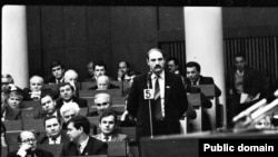 Депутат Александр Лукашенко в зале заседаний парламента Беларуси. 1991 год