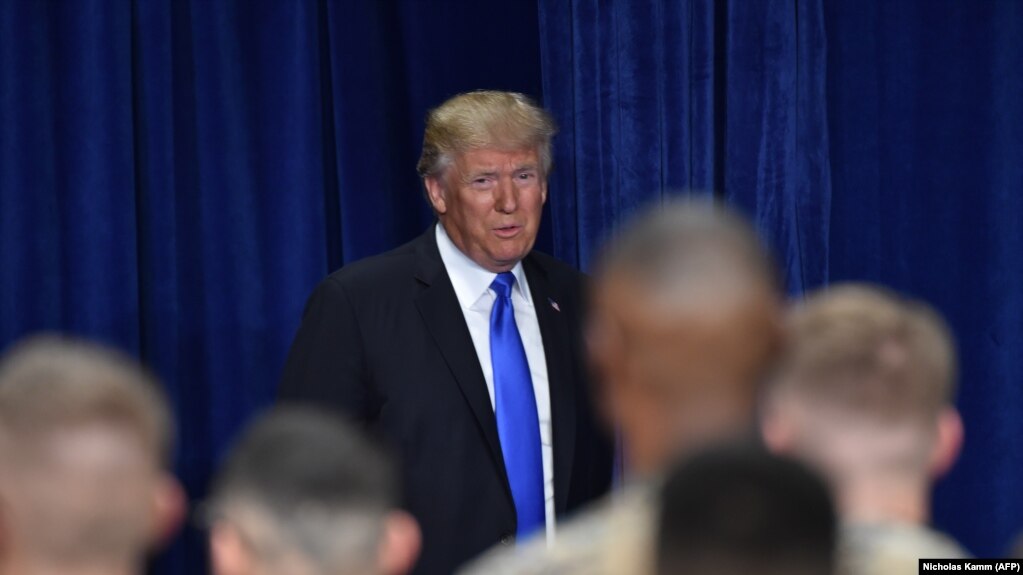 Дональд Трамп перед выступлением на военной базе в Вирджинии