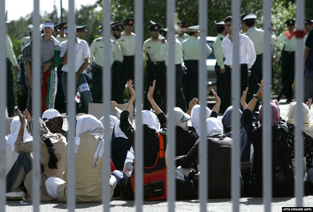 تحصن روسری سفیدها در مقابل ورودی ورزشگاه آزادی در روز بازی ایران و بحرین