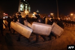 პოლიცია ცდილობს პრორუსულ და პროუკრაინულ აქციებს შორის ჩადგეს, 5 მარტი, 2014 წელი.