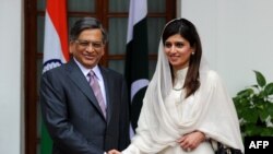 Indian Foreign Minister S. M. Krishna (left) with his Pakistani counterpart Hina Rabbani Khar prior to a meeting in New Delhi