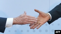 Рукостискання лідерів США і Куби Барака Обами та Рауля Кастро під час саміту обох Америк у квітні 2015 року