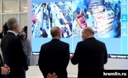 В оперативном штабе по борьбе с коронавирусом: мэр Москвы Сергей Собянин, президент РФ Владимир Путин и премьер-министр Михаил Мишустин (слева направо)