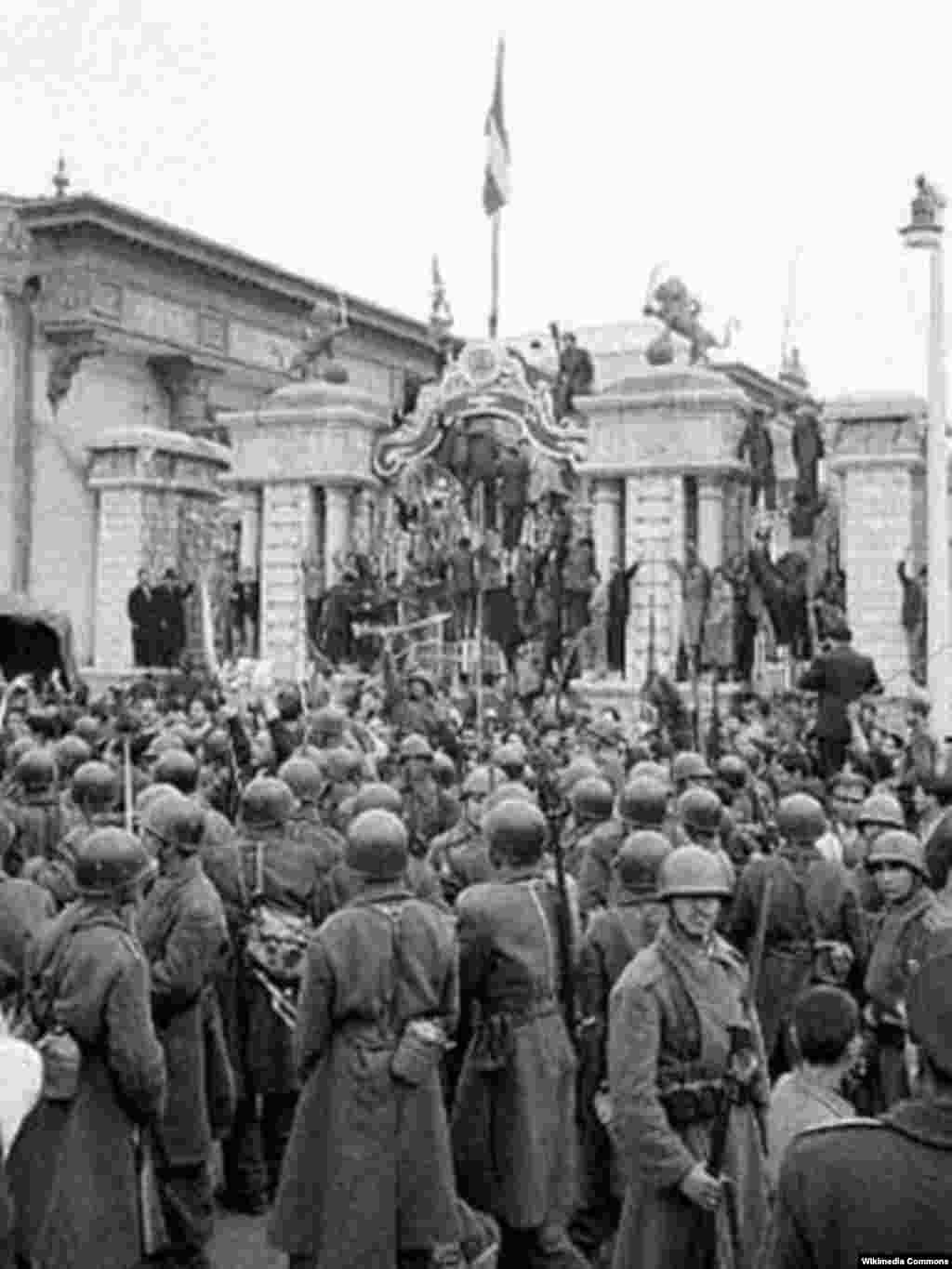 Soldiers surround the parliament building on August 19. 