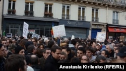 Участники воскресного Марша единства в Париже