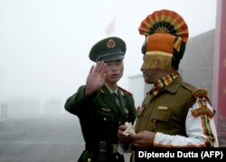 Një ushtar kinez dhe një ushtar indian afër kufirit mes Indisë dhe Kinës.