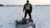 Ukrán rendőr áll egy lelőtt orosz cirkálórakéta roncsa mellett Kijev körzetében 2022. december 5-én