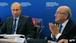 Fostul președinte FIFA, Sepp Blatter și președintele rus Vladimir Putin, pe 28 octombrie 2014, la Moscova. Șeful fotbalului mondial s-a opus oricărui boicot al Cupei Mondiale de fotbal din 2018 din Rusia și a susținut pregătirile întreprinse de guvernul rus pentru acest eveniment.