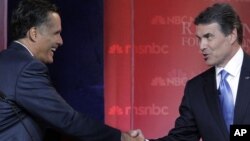 Два кандидата в президенты от Республиканской партии - Митт Ромни (слева) и Рик Перри во время дебатов