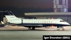 Один из бизнес-джетов Bombardier в аэропорту Пулково.