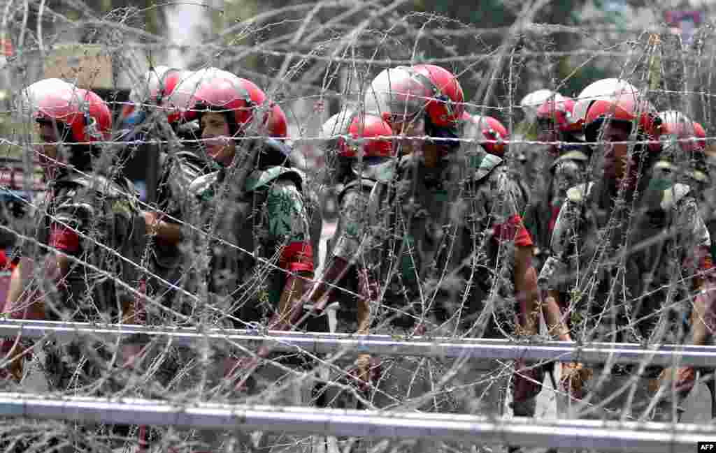 Egypt - Egyptian military police stand guard outside the Constitutional Court in Cairo, 14Jun2012