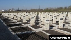 На окраине Назрани расположен мемориальный комплекс, где похоронены жертвы осетино-ингушского конфликта 1992 года. На 192 надгробных памятниках под фамилией человека не проставлена дата смерти – могилы пустые