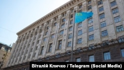 Кримськотатарський прапор біля будівлі Київської міської державної адміністрації, 26 червня 2020