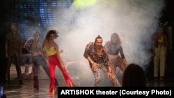 "АРТиШОК" театрында қойылған "Лихорадка субботнего вечера" спектаклінің продюсері Шыңғыс Қапин (ортада) басты рольде өзі ойнады.