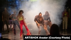 Постановка «Лихорадка субботнего вечера» на сцене алматинского театра «АРТиШОК». Актер Чингиз Капин (в центре) выступил исполнителем главной роли и продюсером.