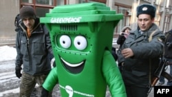 В Москве активисты "Гринпис" регулярно устраивают акции протеста в связи с политикой правительства в области бытовых отходов