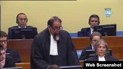 Ramuš Haradinaj sjedi iza tužitelja u sudnici Haškog tribunala, 17. kolovoz 2011.