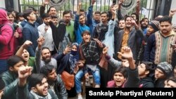 Demonstranti ispred kapija Univerziteta Milija islamija u Nju Delhiju