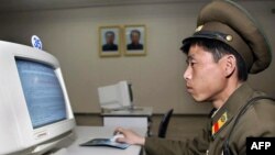 Северокорейский военнослужащий за компьютером, не подключенным к Интернету.