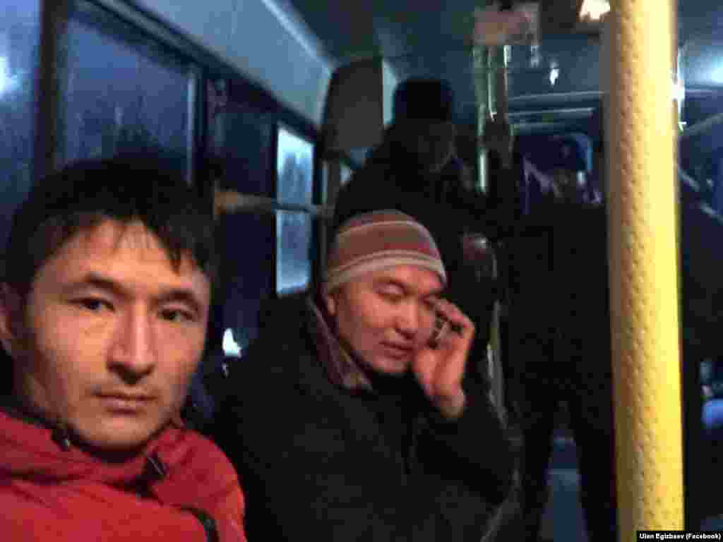 Уланбек Эгизбаев освещал задержание политика Омурбека Текебаева в аэропорту. Его задержали вместе со сторонниками экс-депутата. 26 февраля 2017 года. 