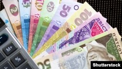На 9 січня офіційний курс встановлений на рівні 28 гривень 2 копійок за долар