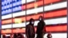 Americanii din New York așteaptă în Times Square să vadă rezultatele alegerilor, însă acestea s-ar putea lăsa așteptate zile întregi.