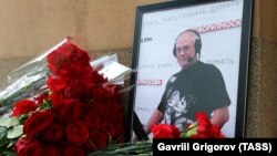 Квіти біля входу в редакцію радіостанції «Говорит Москва» в пам'ять про журналіста Сергія Доренка. Москва, 10 травня 2019 рік