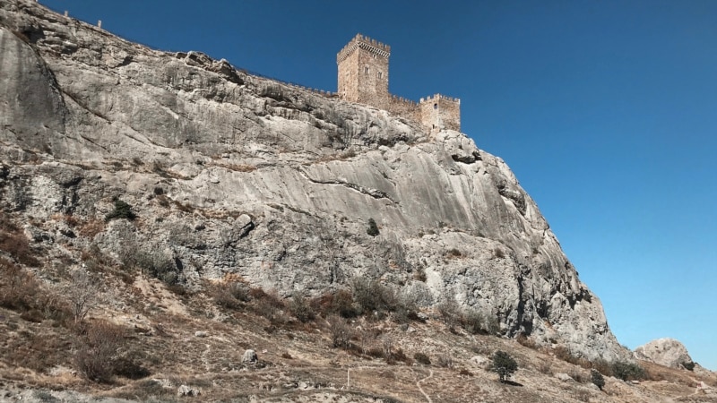 Достопримечательности вокруг Генуэзской крепости в Судаке (фотогалерея)