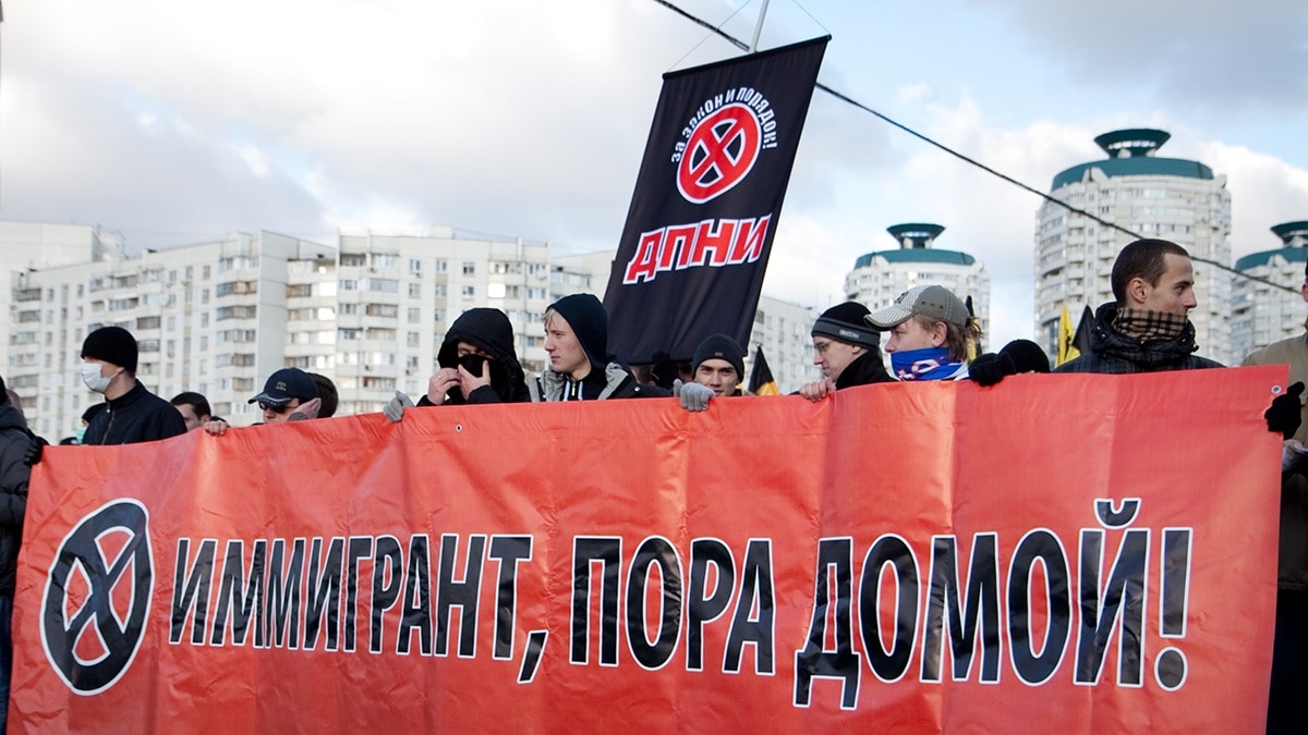 Расизм в москве. Экстремистские лозунги. Лозунги экстремистов. Расизм в России. Расовый экстремизм.