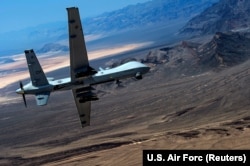 Беспилотник MQ-9 Reaper над авиабазой в Неваде, США. Иллюстрационное фото