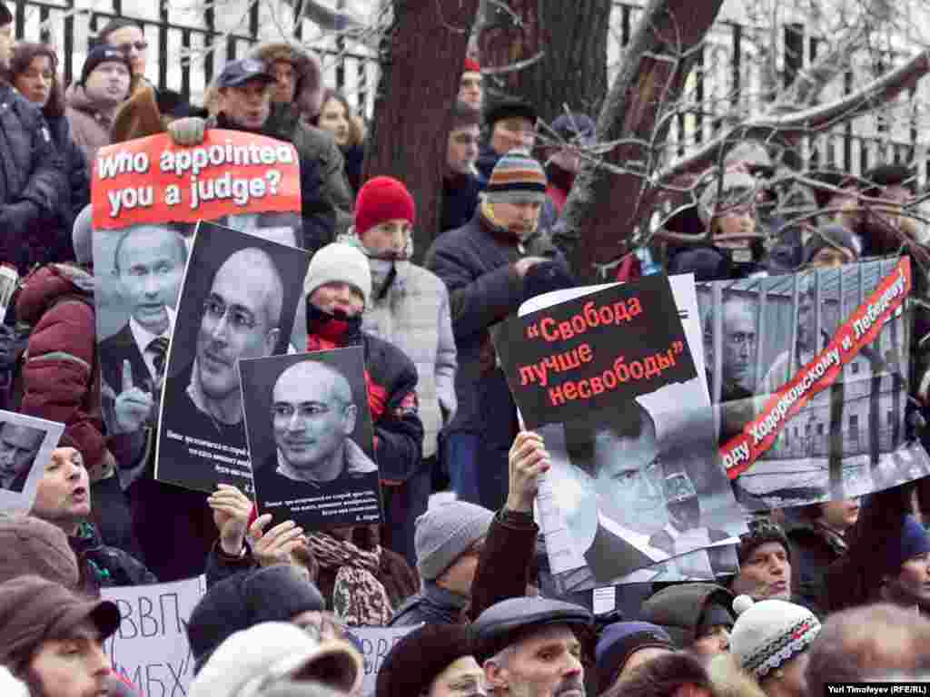 Участники митинга в поддержку Ходорковского и Лебедева