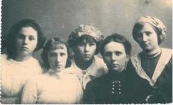 Агафія Кирпенко із доньками
