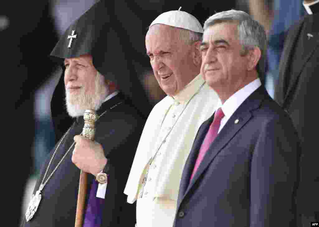 Armenia -- Pope Francis (C), flanked by Catholicos of All Armenians Karekin II (L) and Armenian President Serzh Sarkisian, waves upon his arrival at Yerevan's Zvartnots Airport, June 24, 2016