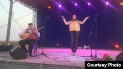 Концерт крымскотатарских артистов в Чонгаре, на сцене Эльзара Баталова и Джемиль Кариков, 21 сентября 2015 года