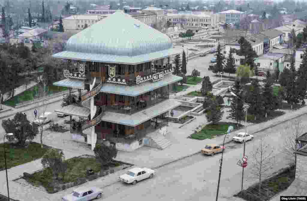 Agdam 1988-ban, nem sokkal azelőtt, hogy a szakadár régió miatt kitört a háború az azeri és a kisebbségi örmény erők között Hegyi-Karabahban és környékén.