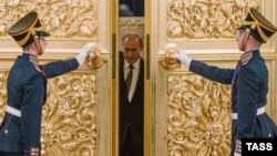 Ресей президенті Владимир Путин Кремль залына кіріп келеді. Мәскеу, 23 желтоқсан 2014 жыл