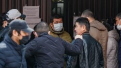 Қырғызстанның Мәскеудегі елшілігіне Отанына қайтуға жәрдем сұрап келген қырғыз азаматтары. 14 мамыр 2020 жыл.