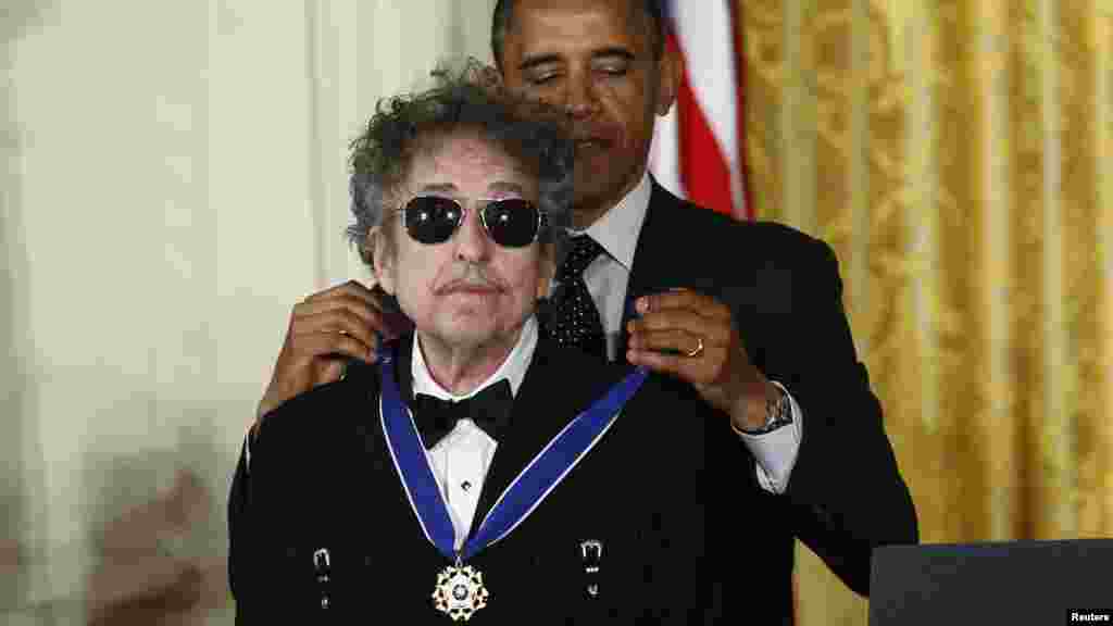 &nbsp;Presidenti Barak Obama nderon k&euml;ng&euml;tarin Bob Dilan me Medaljen e Liris&euml;... 