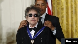 May ayında Barack Obama Bob Dylan'ı «Azadlıq medalı» ilə təltif edib