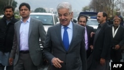 Pakistanyň goranmak ministri Hawaja Muhammad Asif (ortada). arhiw suraty