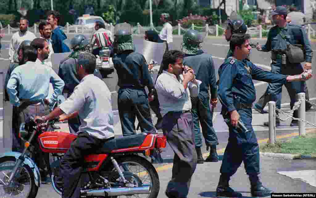 اعتراضات &laquo;۱۸ تیر ماه&raquo; با حمله به کوی دانشگاه تهران کلید خورد.