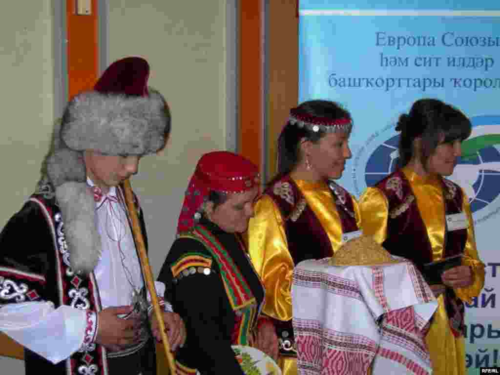 Эстония кунаклары Азамат Галинга чәк-чәк тапшырды һәм курай көйләрен яңгыратты