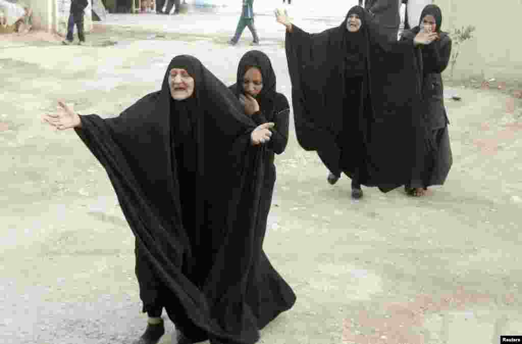 Iraqi women mourn during a funeral of a victim killed in the December 22 Baghdad bomb attacks at a cemetery in Najaf. (Reuters/Ali Abu Shish)