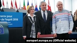 Наталья Каплан (слева), Антонио Таяни (центр) и Дмитрий Динзе (справа) в Европарламенте, 12 декабря 2018 года
