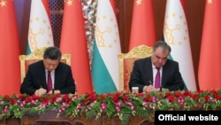 Hytaýyň prezidenti Si Jinping bilen täjik prezidenti Emomali Rahmon ylalaşyklara gol çekdi. Duşenbe, 15-nji iýun, 2019.